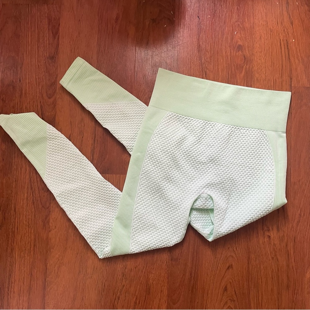 textured fitness leggings